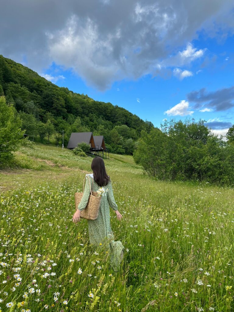 femme qui marche dans la nature